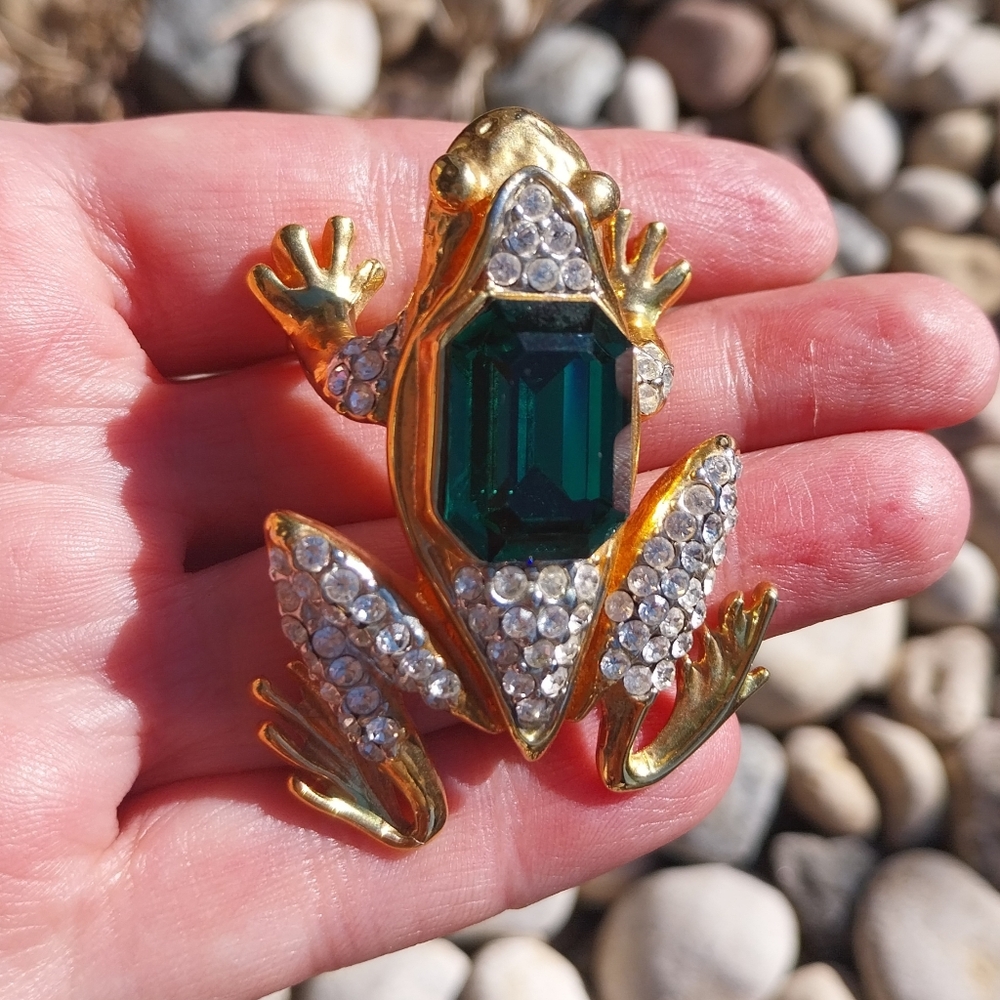 Gold and Green Frog Brooch - Picture 8 of 14